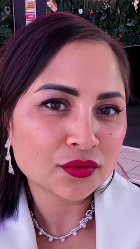 À l'angle de la Rue Saint-Honoré, là où le luxe le plus traditionnel croise la créativité la plus contemporaine, une marque discrète mais déterminée trace son sillon : VINHS. Derrière ce nom énigmatique, une femme aux racines khmères, élevée à Marseille, épanouie à Paris, Sony Vinh, dont la trajectoire singulière en dit beaucoup sur la mode de demain.