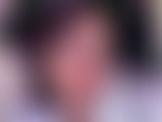 À l'angle de la Rue Saint-Honoré, là où le luxe le plus traditionnel croise la créativité la plus contemporaine, une marque discrète mais déterminée trace son sillon : VINHS. Derrière ce nom énigmatique, une femme aux racines khmères, élevée à Marseille, épanouie à Paris, Sony Vinh, dont la trajectoire singulière en dit beaucoup sur la mode de demain.