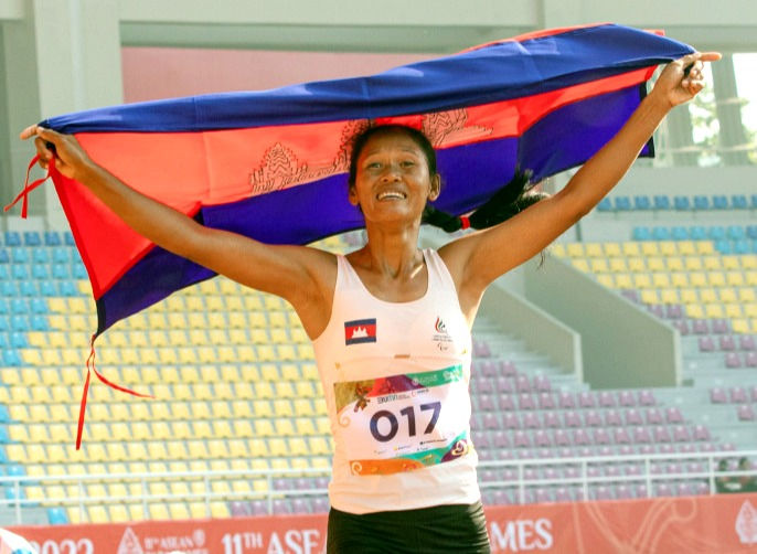 Une belle athlète fière de sa victoire pour son pays