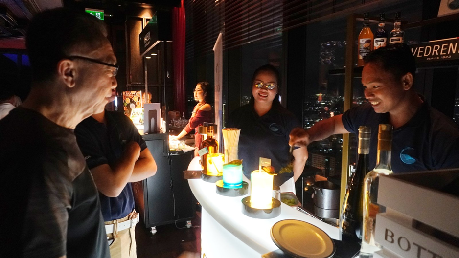 Mao Kanha and Phanha Kann serve guests at the Kep West counter