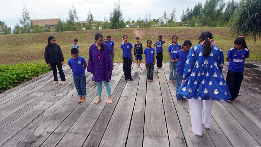 La danse finale, de retour en extérieur sur le ponton de bois de Kep West Wellness