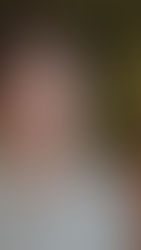 Elle a 21 ans, un sourire radieux et une idée très claire de l’endroit où elle va. Naphorn a grandi à Siem Reap, fille d’agriculteurs, et c’est dans cette même ville qu’elle a tout appris — l’anglais, le service, la confiance en soi. Aujourd’hui, elle travaille comme assistante F&B à l’hôtel Anjali. Elle rayonne.