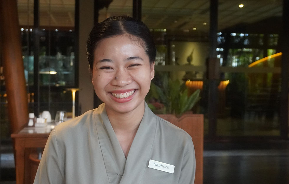 Elle a 21 ans, un sourire radieux et une idée très claire de l’endroit où elle va. Naphorn a grandi à Siem Reap, fille d’agriculteurs, et c’est dans cette même ville qu’elle a tout appris — l’anglais, le service, la confiance en soi. Aujourd’hui, elle travaille comme assistante F&B à l’hôtel Anjali. Elle rayonne.