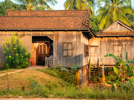 Kampong Cham, située le long du Mékong dans l'est du Cambodge, constitue un exemple rare de ville au charme discret et à l'identité culturelle unique. La ville offre aux visiteurs un mélange captivant d'influences historiques et architecturales diverses.