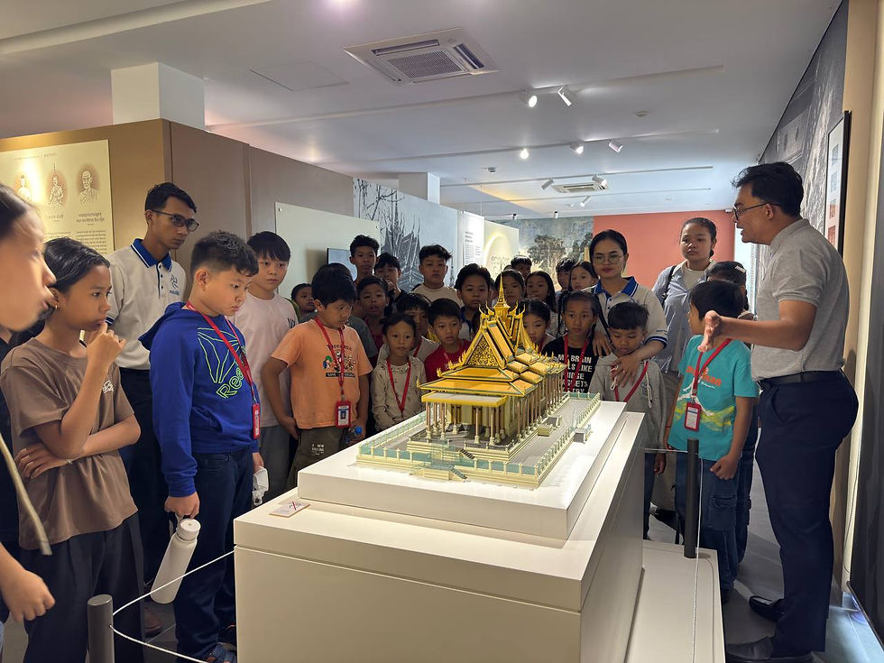 À mi-parcours de son odyssée temporaire Into the Light: The Retrieved Paintings of Phnom Penh’s Silver Pagoda, le Musée de l’Économie et de la Monnaie Preah Srey Içanavarman (SOSORO) de la Banque nationale du Cambodge rayonne d’un joli succès.