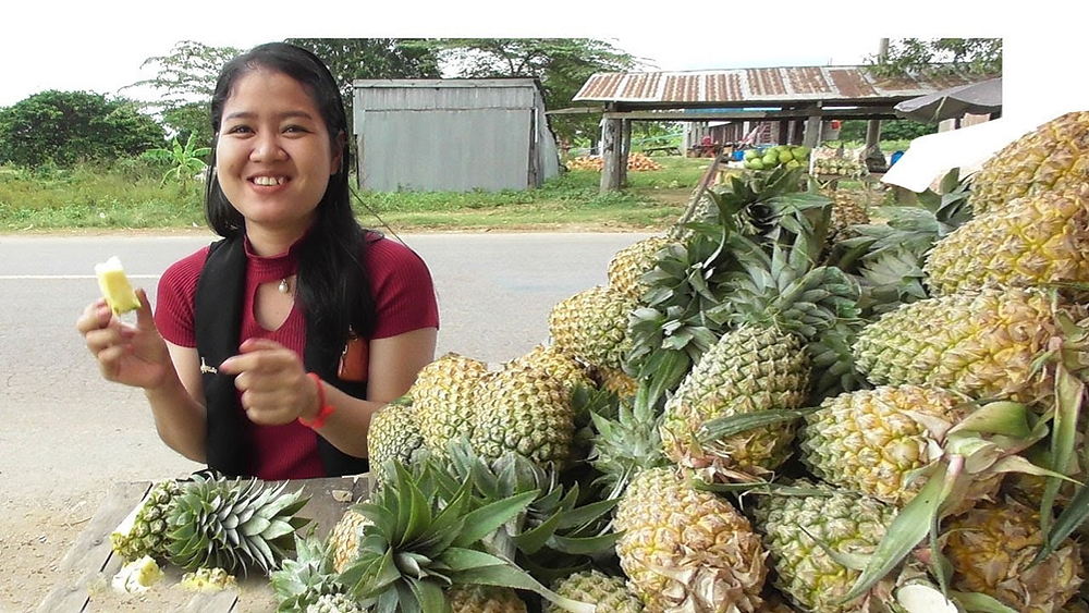 Cambodgienne vendant des ananas à Battambang