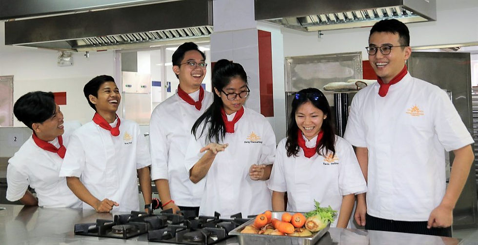 Six des sept stagiaires envoyés en France