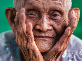 Au Cambodge, certains visages deviennent des témoins silencieux de l’Histoire. Celui de Yeay, « grand-mère » Chhorng Samorn, en faisait partie. Cent-cinq saisons de pluies ont marqué son existence, faite de luttes, de pertes et de résilience. À travers elle, c’est tout un siècle de tragédies et d’espérances du peuple cambodgien qui s’incarne, jusque dans son dernier sourire, fragile mais lumineux, tel un héritage de dignité et de courage.