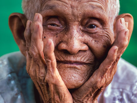 Au Cambodge, certains visages deviennent des témoins silencieux de l’Histoire. Celui de Yeay, « grand-mère » Chhorng Samorn, en faisait partie. Cent-cinq saisons de pluies ont marqué son existence, faite de luttes, de pertes et de résilience. À travers elle, c’est tout un siècle de tragédies et d’espérances du peuple cambodgien qui s’incarne, jusque dans son dernier sourire, fragile mais lumineux, tel un héritage de dignité et de courage.