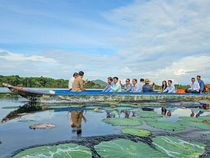 Boeung Chhouk, située dans la commune de Khnar Sanday, à environ 37 kilomètres de Siem Reap, déploie un décor enchanteur de lacs et de rizières baignées par le reflet du ciel. Cette communauté est bien plus qu’un simple lieu touristique : c’est un véritable sanctuaire écologique où les visiteurs peuvent découvrir la beauté intacte de la nature cambodgienne. La région est réputée pour ses activités d’écotourisme variées, notamment la pêche traditionnelle, les balades en bateau ou en kayak sur le lac Boeung Chhouk, ainsi que l’observation des oiseaux et autres espèces sauvages qui peuplent les environs.