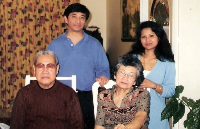 Debout à droite, Songthoul Fernandez et son épouse. Assis à droite, Sosthène Fernandez et son épouse