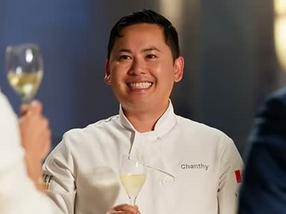 Né à Windsor, dans l'Ontario, de parents réfugiés cambodgiens, Chanthy Yen a appris à cuisiner sur le sol de la cuisine de sa grand-mère. Il a depuis remporté Top Chef Canada, cuisiné pour Justin Trudeau et ouvert Touk, sa table cambodgienne, à Vancouver. Portrait d'un chef qui porte la cuisine khmère au premier plan.