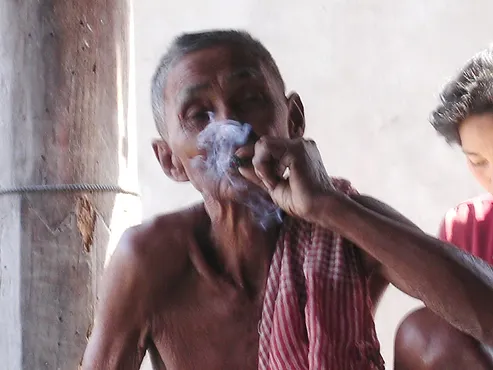 Fumeur cambodgien. Photo Peter Kelly