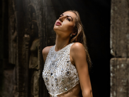 Au lever du soleil sur Angkor Wat, Karen Jansen, Miss Belgique 2025, a vécu le moment qui a tout changé. À 23 ans, cette étudiante en psychologie et mannequin du Limbourg – couronnée le 15 février 2025 à De Panne – y portait fièrement son drapeau lors d'une mission humanitaire au Cambodge.