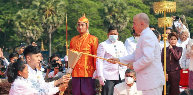 Le roi allume la flamme. Photo AKP