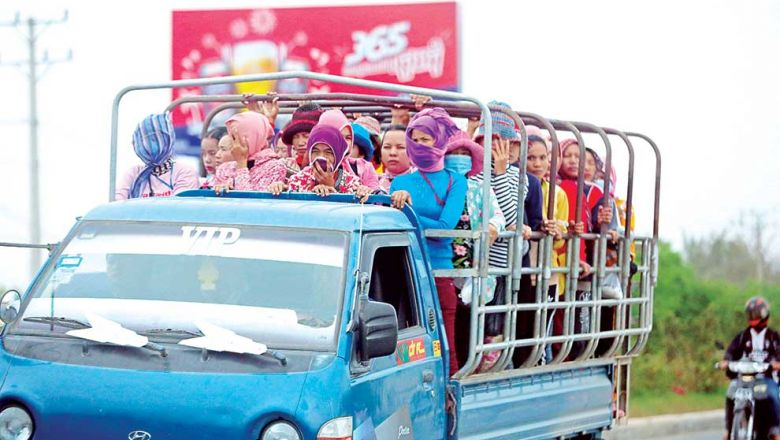 Des ouvrières du textile à l’arrière d’un camion circulant sur la route nationale 5 après avoir terminé leur travail dans le district de Russey Keo à Phnom Penh en mai 2020. Hong Menea