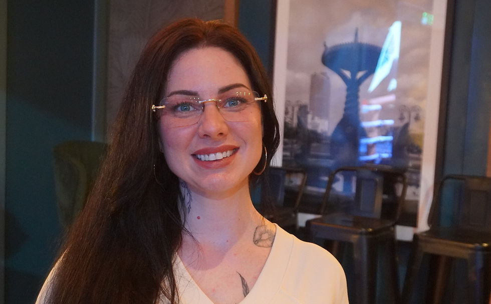 Artiste cameléon formée sur les scènes françaises, Laura Lacoux a tout quitté pour suivre l’amour jusqu’au Cambodge — et y faire naître une agence de spectacle aussi audacieuse que son parcours.
