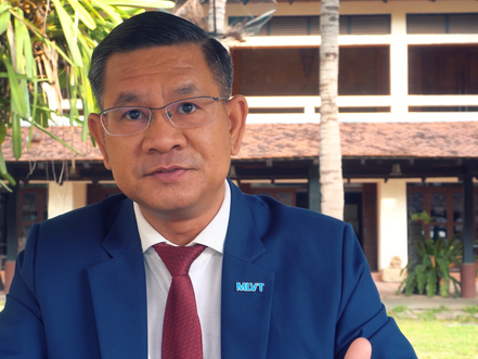 Rencontré en marge du lancement du programme Destination Éco Talents de l'OIF, S.E.M. Mol Vibol, Sous-secrétaire d'État au ministère du Travail et de la Formation professionnelle du Cambodge, nous livre un entretien sans détour sur son parcours, les liens franco-cambodgiens et les défis de l'emploi au royaume.