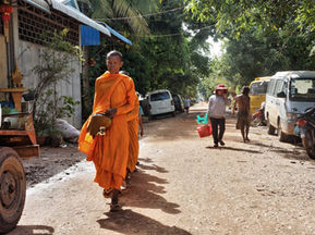 Quelques clichés de la vie autour du Mékong dans un petit village de Kratié : Le marché, le forgeron, l’averse qui se prépare, le bétail qui se promène dans les rues, les camions rafistolés…tout ce qui fait le charme du Cambodge rural, et la joie des photographes. Plus de photographies ici…