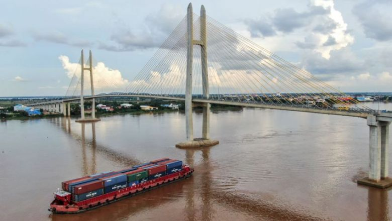 En 2021, le volume des échanges commerciaux du Cambodge a atteint 48 milliards de dollars, soit une augmentation de 28,2 % par rapport à l'année précédente. Les exportations ont représenté 19,30 milliards de dollars, soit une augmentation de 5,3 %, tandis que les importations se sont élevées à 28,70 milliards de dollars, soit une augmentation de 50,3 %.