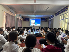 Dans un lycée de Sa-ang, province de Kandal, des dizaines d'élèves ont récemment vécu une expérience scolaire hors du commun. Réunis pour un forum éducatif consacré à l'histoire de la Kampuchéa démocratique (1975-1979), ils ont assisté à la projection du documentaire First Witness — un film poignant qui donne voix aux survivants du régime des Khmers rouges. Une initiative rare, mais plus nécessaire que jamais.