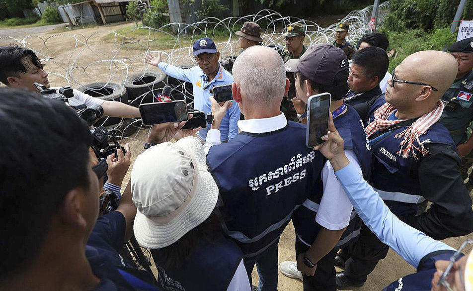 Des journalistes locaux et étrangers visitent le village de Prey Chan, où des soldats thaïlandais ont installé des barbelés