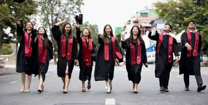 Les diplômés de l’école de commerce CamEd se préparent à entrer sur un marché du travail « façonné par la pandémie ».