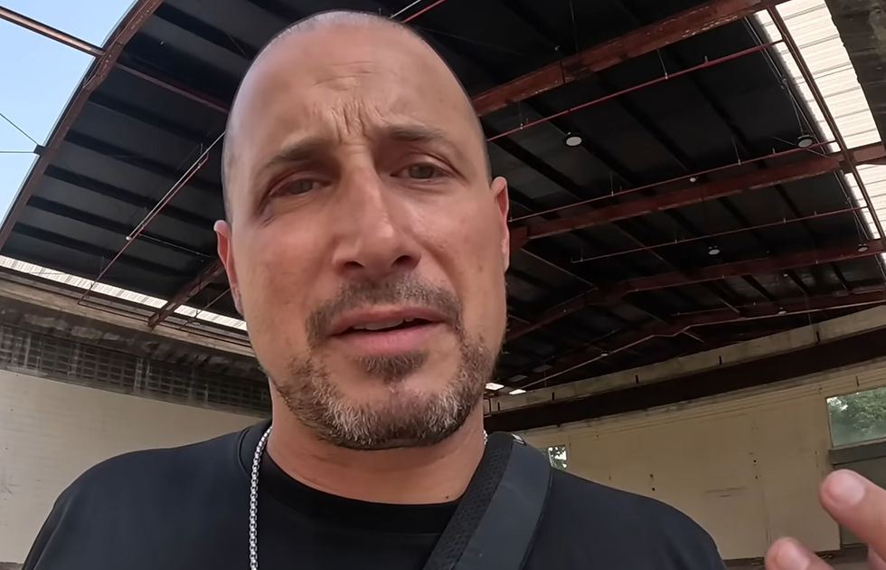 Il fallait sans doute un certain talent pour transformer un banal désaccord touristique vieux de deux ans en affaire mondiale. C’est pourtant l’exploit qu’a accompli le couple derrière The Country Collectors avec sa vidéo intitulée « J’ai été agressé à Angkor Wat — et ensuite, c’était encore pire ».