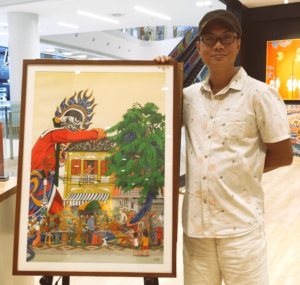 Il y a dix ans, Joshua Chiang posait son regard singulier sur le Cambodge. Depuis, il n’a cessé de le réinventer. Le Plantation Resort, écrin de verdure au cœur de la capitale, accueille le dimanche 29 mars 2026 à partir de 16h00 le vernissage de l’exposition événement : « Makaras and Motordops – Joshua Chiang’s 10-Year Journey ».