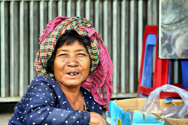 C'est un marché avec peu d’âme et beaucoup moins coloré que certains marchés de province ou les grands marchés de Phnom Penh. Situé en pleine zone industrielle, ce marché de proximité permet aux ouvriers des usines environnantes de s'approvisionner en produits de première nécessité. Les divertissements étant rares, dans cette zone en perpétuel mouvement, le marché reste tout de même ce fameux lieu de rencontre après les journées de travail, ce lieu de sourires, avec ses quelques salons de coiffure, restaurants sommaires et magasins de vêtements.