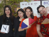 Discours officiels passés, place à la fête. Le 14 juillet à l'ambassade de France à Phnom Penh, ce sont aussi des centaines d'invités massés sous une tente aux couleurs bleu-blanc-rouge, des rires qui fusent, des stands gourmands pris d'assaut et des coupes qui trinquent jusque tard dans la soirée. Retour en images sur l'ambiance résolument joyeuse et bon enfant d'une soirée placée sous le signe de la bonne humeur.
