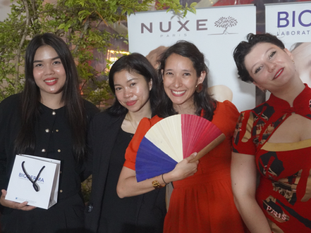 Discours officiels passés, place à la fête. Le 14 juillet à l'ambassade de France à Phnom Penh, ce sont aussi des centaines d'invités massés sous une tente aux couleurs bleu-blanc-rouge, des rires qui fusent, des stands gourmands pris d'assaut et des coupes qui trinquent jusque tard dans la soirée. Retour en images sur l'ambiance résolument joyeuse et bon enfant d'une soirée placée sous le signe de la bonne humeur.