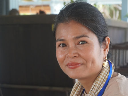 Scénariste, réalisatrice, proScreenwriter, director, producer — this Cambodian filmmaker has been weaving a singular body of work for nearly twenty years, between metaphorical silences and hard-won freedoms. Portrait of a voice that matters.