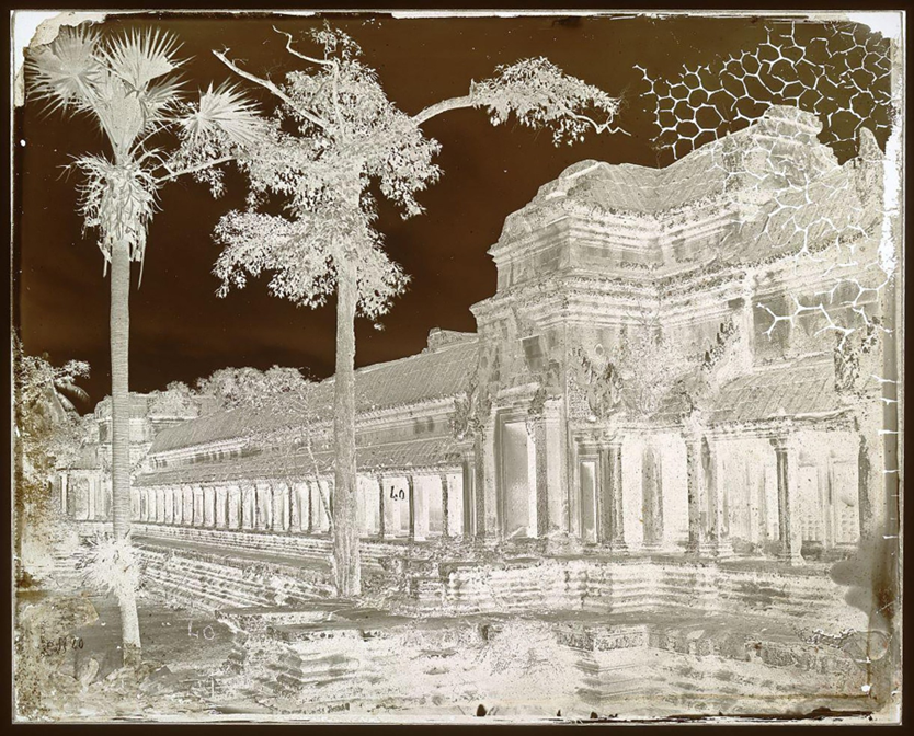 Émile Gsell, Mur extérieur d’Angkor Wat, vers 1870. Négatif sur plaque de verre au collodion humide, 24 × 29,9 cm. Musée Guimet, Paris