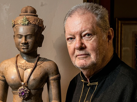 Il fut, pendant près de soixante ans, l'homme le plus discret et le plus influent du marché de l'art asiatique. Douglas Latchford — collectionneur autodidacte, auteur reconnu, invité des cercles diplomatiques de Phnom Penh — incarnait pour ses clients occidentaux le gage ultime de sérieux lorsqu'il s'agissait d'acquérir une sculpture khmère. Musées prestigieux, maisons de vente aux enchères new-yorkaises, collectionneurs fortunés : tous lui faisaient confiance. Ils avaient tort.
