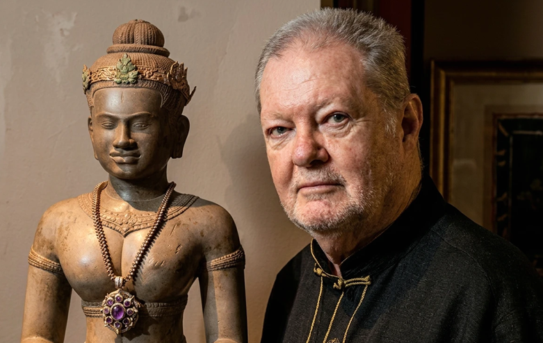 Il fut, pendant près de soixante ans, l'homme le plus discret et le plus influent du marché de l'art asiatique. Douglas Latchford — collectionneur autodidacte, auteur reconnu, invité des cercles diplomatiques de Phnom Penh — incarnait pour ses clients occidentaux le gage ultime de sérieux lorsqu'il s'agissait d'acquérir une sculpture khmère. Musées prestigieux, maisons de vente aux enchères new-yorkaises, collectionneurs fortunés : tous lui faisaient confiance. Ils avaient tort.
