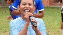 La jeune Cambodgienne Oua Perom incarne aujourd’hui l’engagement sincère et passionné qui anime le Centre éducatif de Kep. Issue d’une famille modeste, elle est la cadette d’un noyau familial restreint.