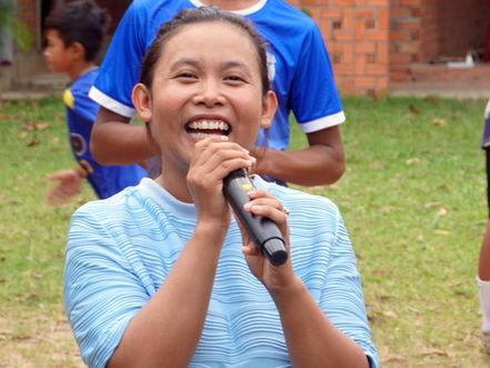 La jeune Cambodgienne Oua Perom incarne aujourd’hui l’engagement sincère et passionné qui anime le Centre éducatif de Kep. Issue d’une famille modeste, elle est la cadette d’un noyau familial restreint.