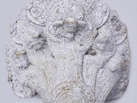 The Photo Phnom Penh Festival is hosting this year a striking exhibition by Florent Meng Lechevallier, titled La vague irrésolue – The Mekong Project. Installed at the site of the Cambodia-Vietnam Residencies Route, at Factory Phnom Penh, this photographic series offers a deep and poetic reflection on the Mekong River, this gigantic watercourse in constant mutation.