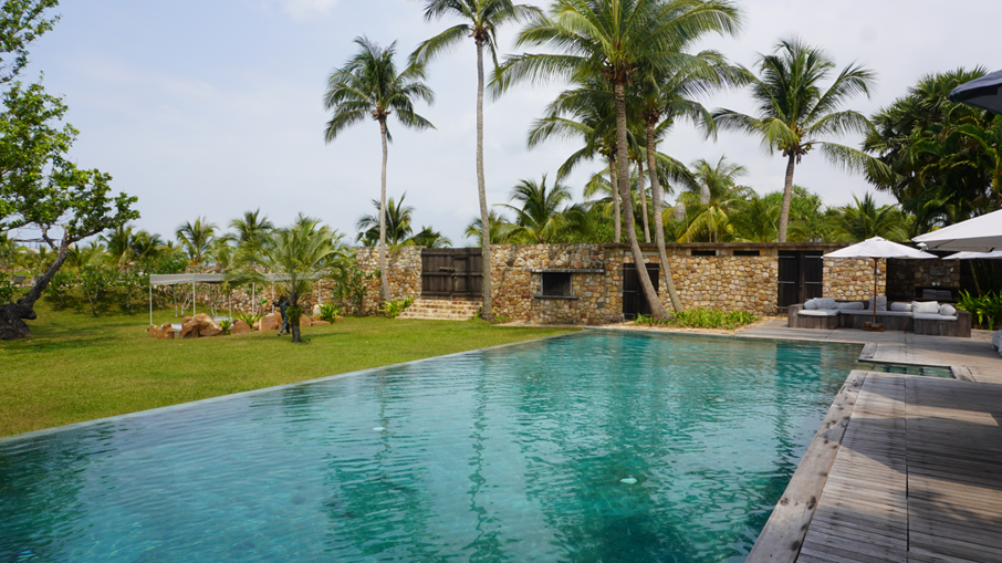 A pool that seems to melt into the garden — its precise geometry stays invisible to the eye, but is felt all the same