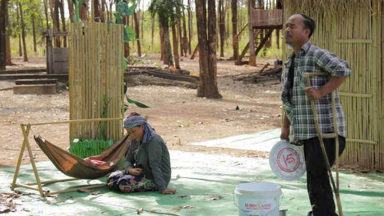 Des acteurs de Lakhon Niyeay jouent une pièce sur l'impact des mines terrestres produite pour le groupe consultatif sur les mines (MAG) dans la province de Ratanakkiri. Photo fournie