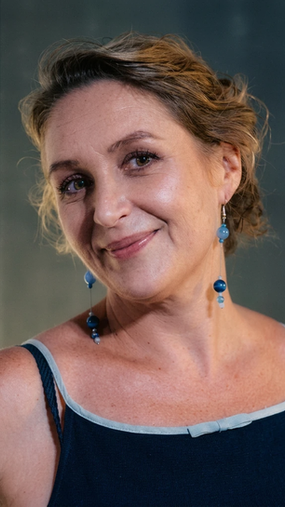 Mona Hard est directrice marketing et événementiel dans le tourisme. Installée au Cambodge depuis quatorze ans, après huit années en Chine, elle a fait de ce pays sa terre d'adoption et y élève ses deux filles, scolarisées au Lycée français René Descartes.