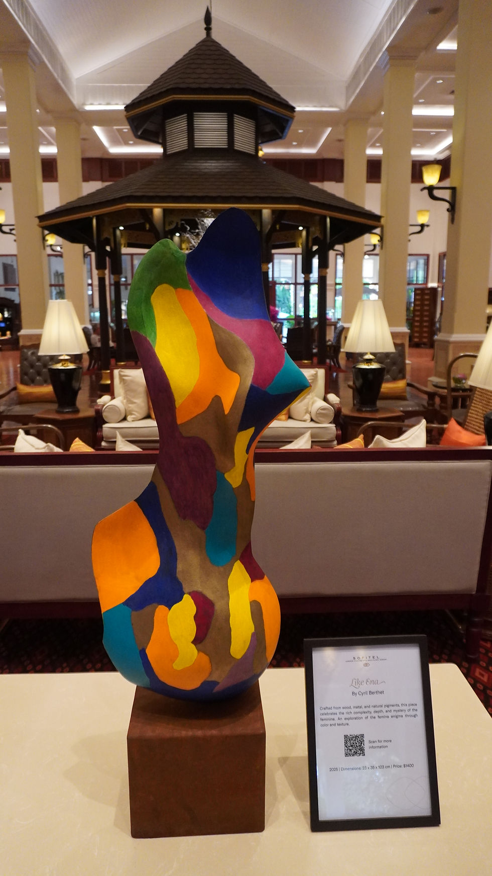 Dans le grand lobby, une pièce de Cyril Berthet — une forme tortueuse et multicolore intitulée Like Ena, explorant la complexité du féminin à travers couleur et matière — trônait devant la grande tour-lanterne traditionnelle, le contemporain et l'ancestral en dialogue étonnamment naturel.