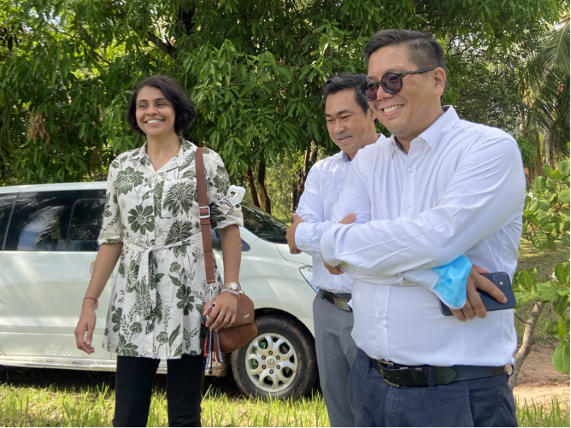 Nimith Chheng (à droite) avec Dinah Kumar (à gauche), directrice générale de TotalEnergies Cambodge, lors de l’inauguration de la centrale solaire hybride conçue, installée et exploitée par TotalEnergies sur le site de l’eau Kulen, au pied de la montagne la plus sacrée du Cambodge (Mars 2022).
