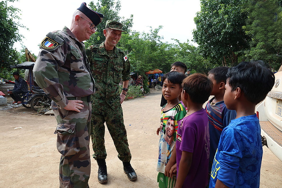 Des attachés militaires étrangers visitent un camp de déplacés dans la province d'Oddar Meanchey