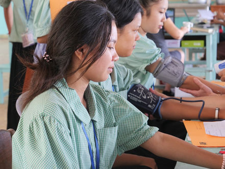 Pour la deuxième fois cette année, l'équipe de Missions Solidaires Bioderma a investi les couloirs du campus Happy Chandara au Cambodge. Une présence discrète, mais profondément humaine, au service de 1 700 jeunes filles qui apprennent à se construire un avenir.