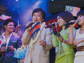 Jackie Chan, légende vivante du cinéma d’action hongkongais, a marqué le Cambodge par plusieurs visites inoubliables, mêlant humanitaire, culture et rêves de cinéma. De 2004 à 2009, et même au-delà, l’icône du kung-fu s’est immergée dans ce pays en reconstruction, visitant Angkor et soutenant des causes vitales.