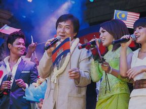 Jackie Chan, légende vivante du cinéma d’action hongkongais, a marqué le Cambodge par plusieurs visites inoubliables, mêlant humanitaire, culture et rêves de cinéma. De 2004 à 2009, et même au-delà, l’icône du kung-fu s’est immergée dans ce pays en reconstruction, visitant Angkor et soutenant des causes vitales.