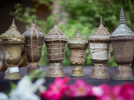 L'histoire de la bibliothèque des urnes est profondément liée à l'histoire moderne du Cambodge et à la lutte des Cambodgiens pour se réapproprier leur passé.