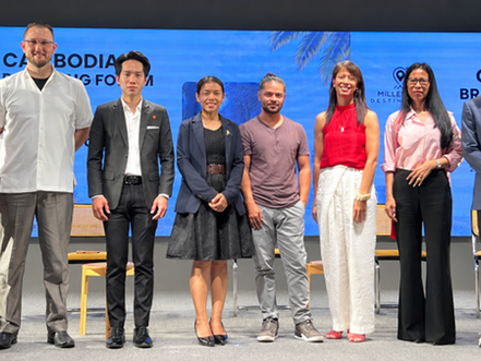 Les intervenants du forum sur scène, devant le fond du Cambodia Branding Forum 2026, à Siem Reap